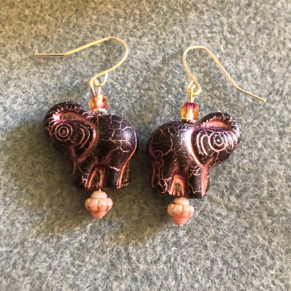 Handcrafted Czech glass elephant earrings black pink - Picture 2 of 4